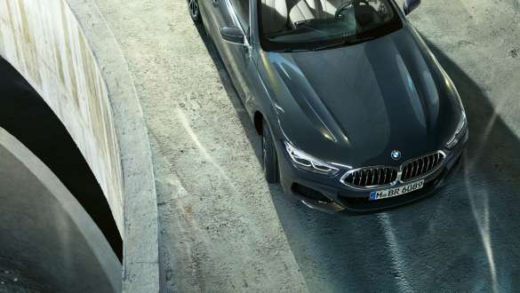 BMW M850i xDrive Gris Dravit metálico, en movimiento, vista frontal de ojo de ave, Dirección Activa Integral. BMW M850i xDrive Gris Dravit metálico, en movimiento, vista frontal de ojo de ave, Dirección Activa Integral.