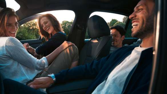 BMW M850i xDrive, el conductor abre el vehículo con el teléfono inteligente mediante la Llave Digital. BMW M850i xDrive, el conductor abre el vehículo con el teléfono inteligente mediante la Llave Digital.