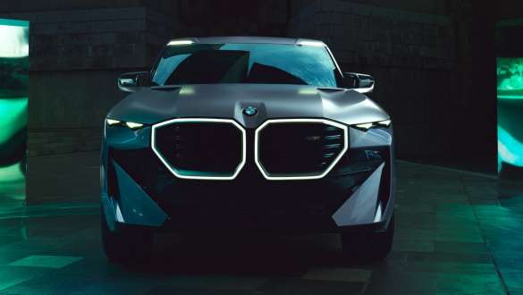 BMW Concept XM (G09) vista del frontal, parado BMW Concept XM (G09) vista del frontal, parado