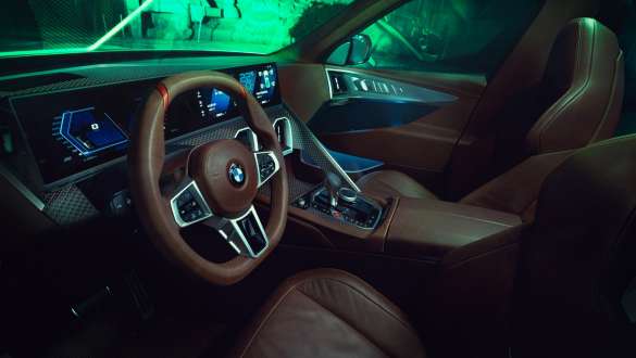 BMW Concept XM (G09) vista lateral del puesto de conducción, desde el acompañante, primer plano, consola central BMW Concept XM (G09) vista lateral del puesto de conducción, desde el acompañante, primer plano, consola central