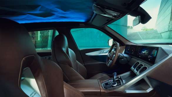 BMW Concept XM (G09) vista lateral del interior, primer plano, techo BMW Concept XM (G09) vista lateral del interior, primer plano, techo