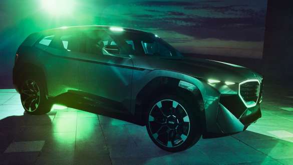 BMW Concept XM (G09) vista de tres cuartos del lateral, en marcha BMW Concept XM (G09) vista de tres cuartos del lateral, en marcha