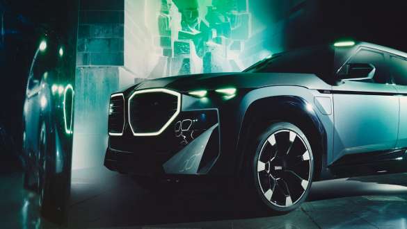 BMW Concept XM (G09) vista del frontal, en marcha BMW Concept XM (G09) vista del frontal, en marcha