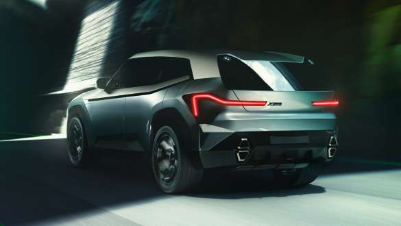BMW Concept XM (G09) vista de tres cuartos de la zaga, en marcha BMW Concept XM (G09) vista de tres cuartos de la zaga, en marcha