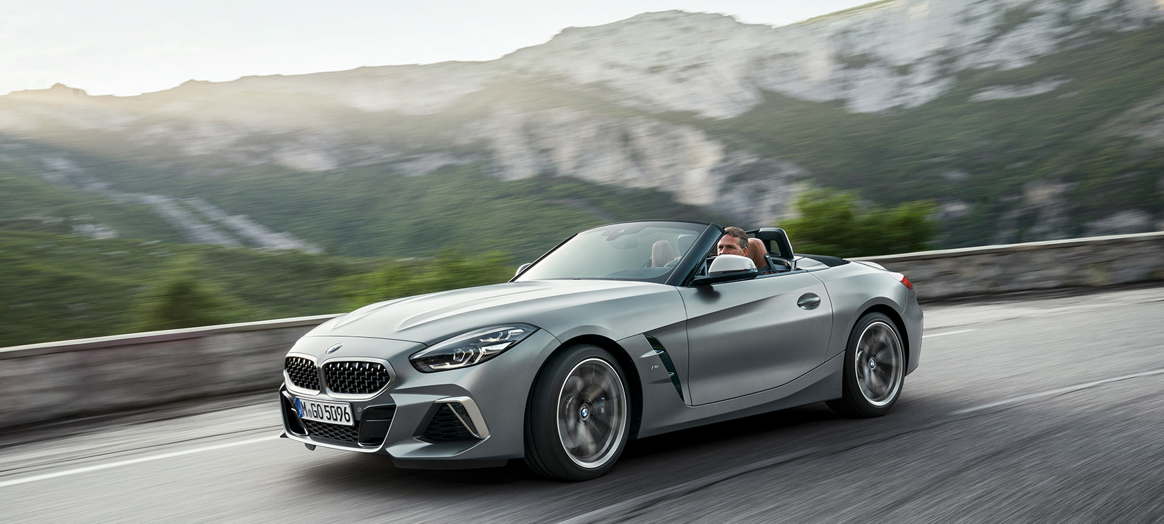 BMW Z4 Roadster M40i G29 2019 Cabrio BMW Individual Frozen Grey metalizado, Grau, vista de tres cuartos del frontal, en marcha con un paisaje montañoso de fondo