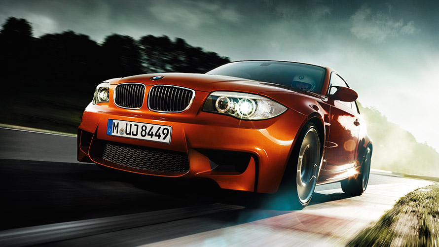 BMW Serie 1 M Coupé E82, vista de tres cuartos del frontal, circulando por la calle BMW serie M BMW serie 1 M Coupé E82, vista de tres cuartos del frontal, en la calle