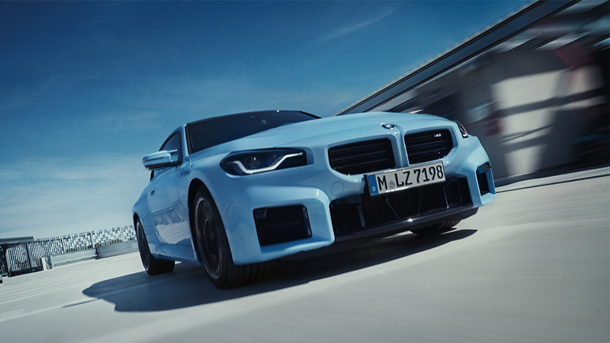 BMW M2 F87, vista lateral, circulando por la calle BMW serie M BMW M2 F87, vista de tres cuartos del frontal en la calle