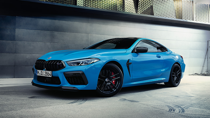 BMW M8 F92, vista de tres cuartos de la zaga, parado con modelo BMW serie M BMW M8 F92, vista de tres cuartos de la zaga, parado con modelo