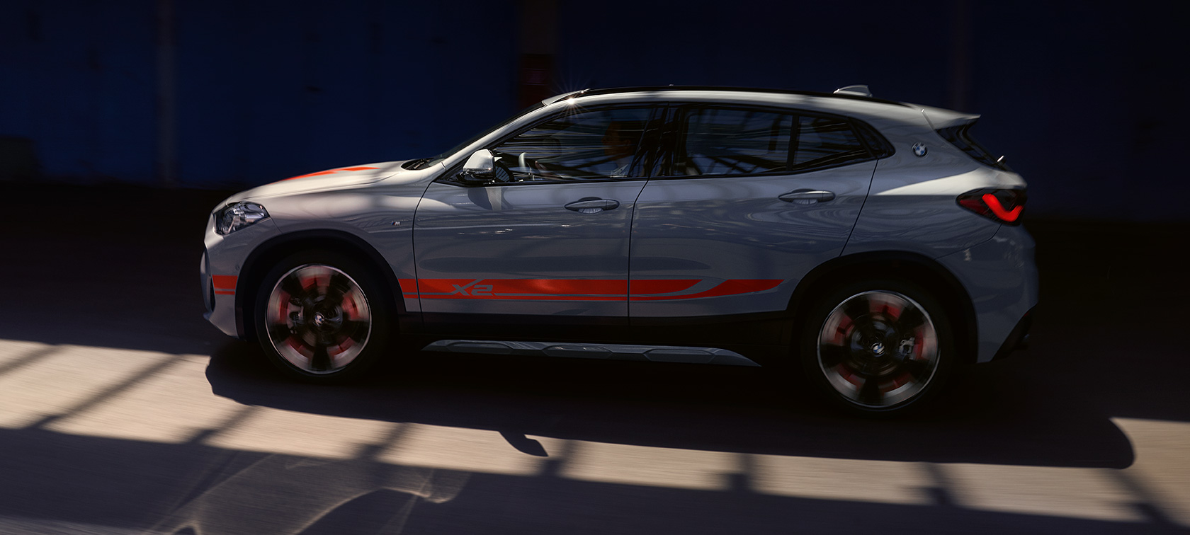 Vista lateral BMW X2 F39 Vista lateral BMW X2 F39 2020 Brooklyn Grey, en marcha