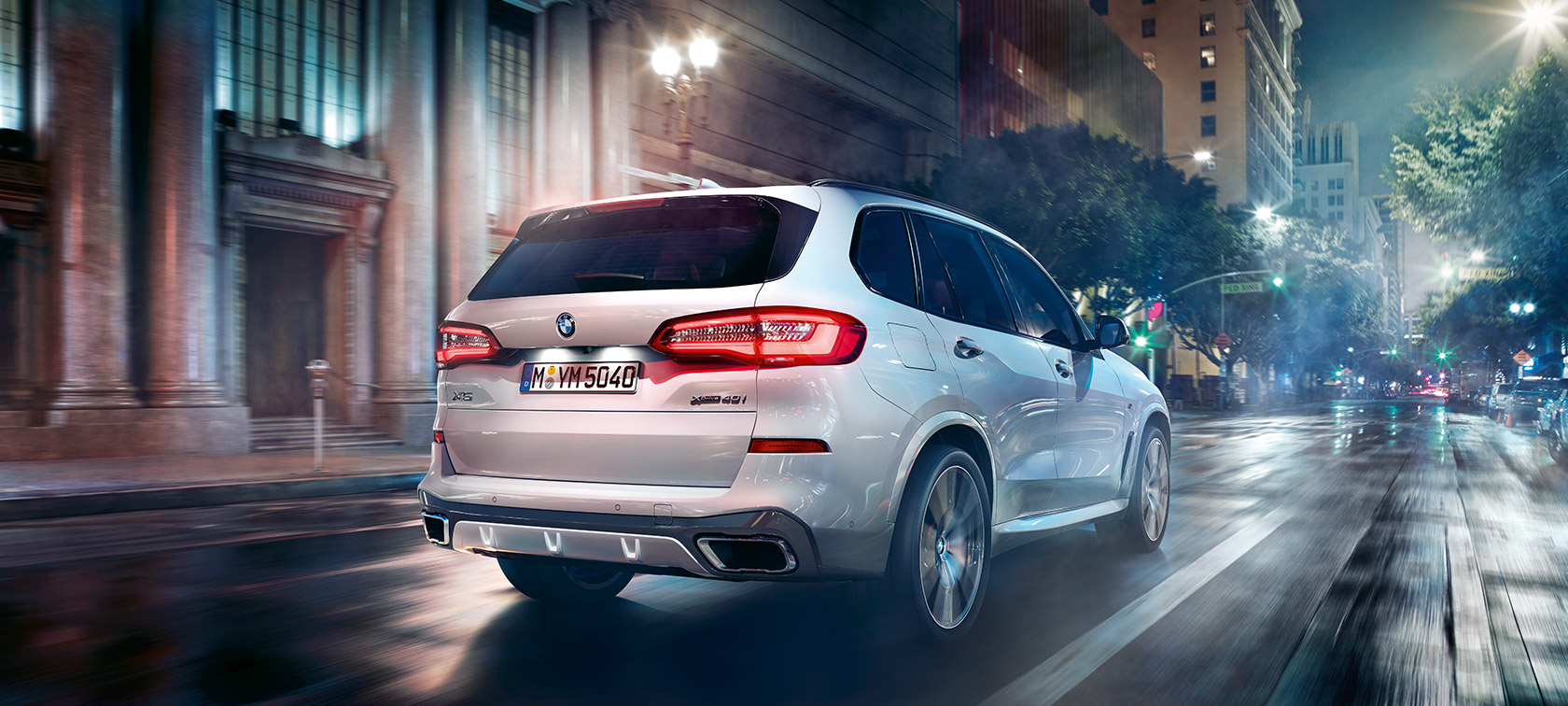BMW X5 vista de tres cuartos de la zaga, conducción BMW X5 G05 2018 Mineralweiss metalizado, vista de tres cuartos de la zaga, conducción