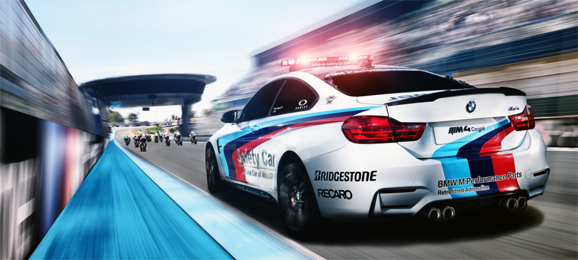Vista trasera del auto de lujo BMW M4 Coupé BMW M4 Coupé en el MotoGP