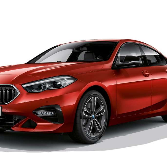 Parrilla BMW con marco en cromo nuevo BMW Serie 2 Gran Coupé Acabado Sport Melbourne Rot F44, vista de tres cuartos del lateral