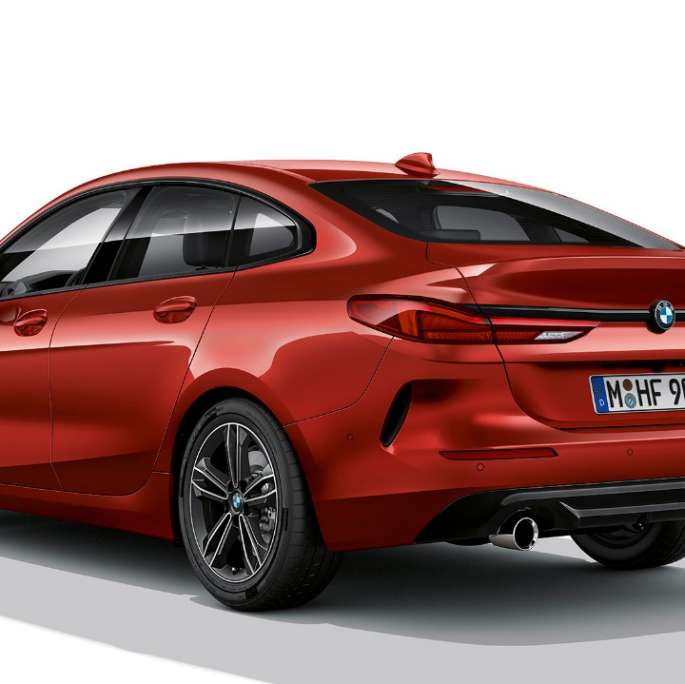 Shadow Line de brillo intenso BMW Individual nuevo BMW Serie 2 Gran Coupé Acabado Sport Melbourne Rot F44, vista de tres cuartos de la zaga