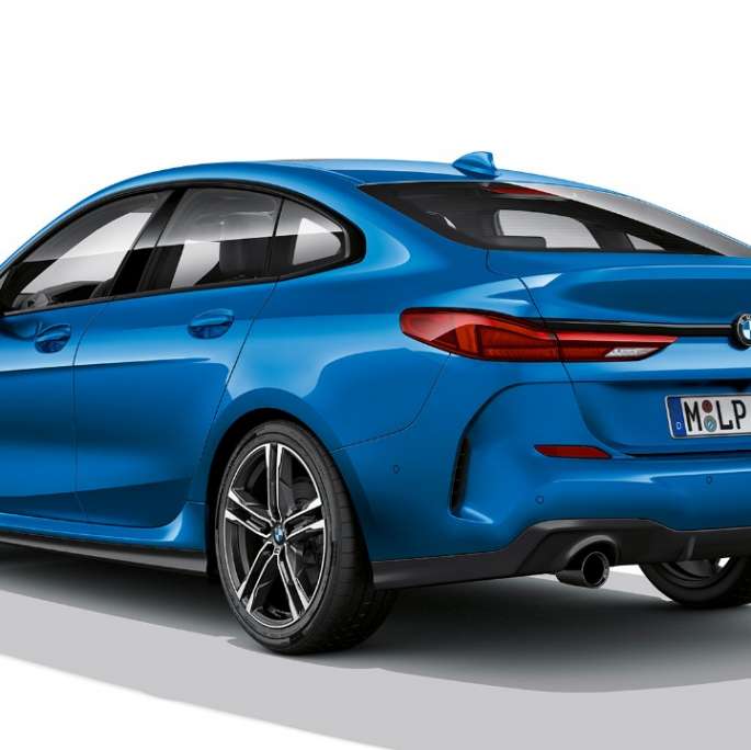 Shadow Line de brillo intenso BMW Individual nuevo BMW Serie 2 Gran Coupé Acabado M Sport Misano Blau metalizado F44, vista de tres cuartos del lateral del coche coupé