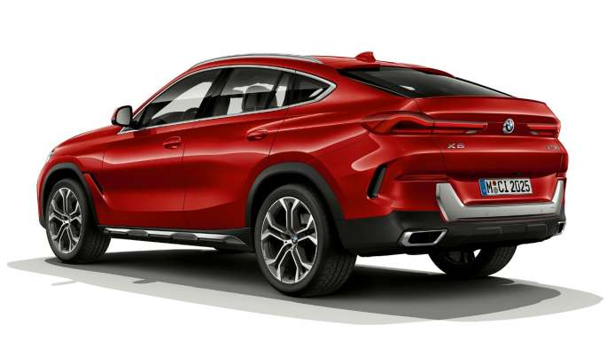BMW X6 con BMW xLine en perspectiva trasera de tres cuartos.