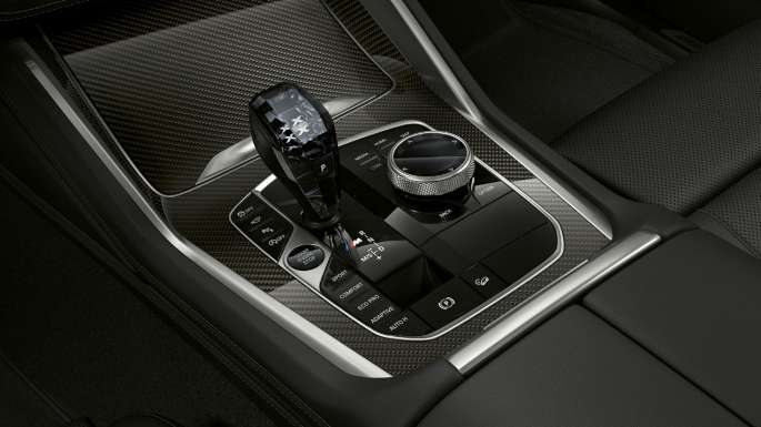 Interior del BMW X6 con BMW xLine con enfoque en la consola central.