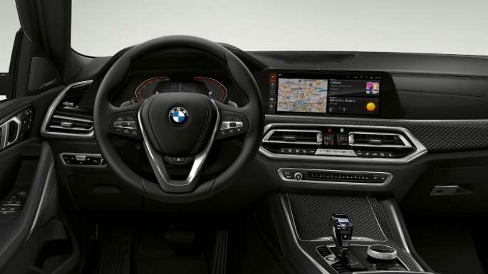 Interior del BMW X6 con BMW xLine con enfoque en la cabina.